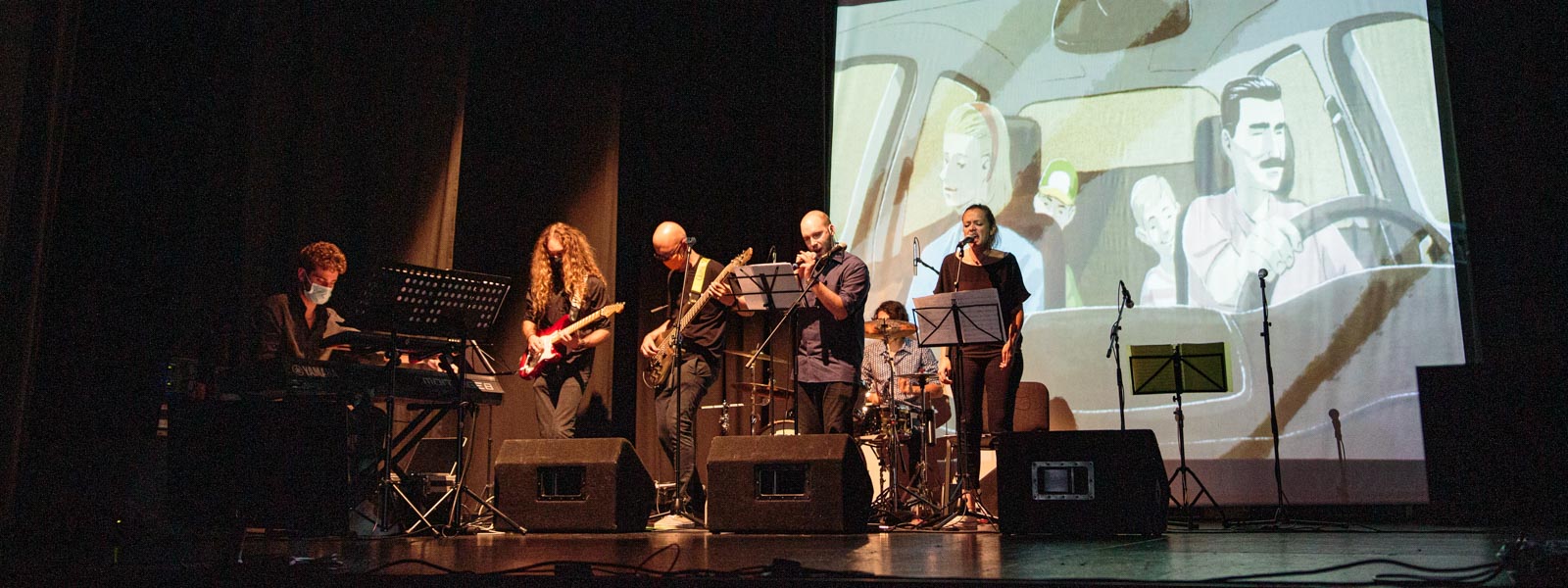 Musicisti Examina, collaboratori e Collettivo The Lab durante lo spettacolo Gaia a Udine